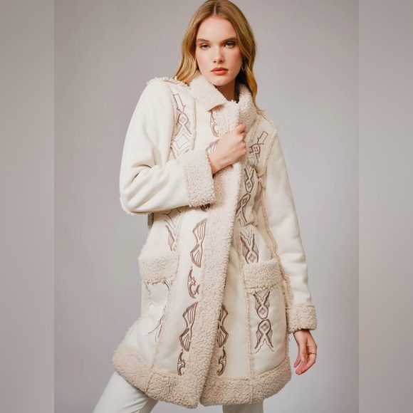 blue b Jackets & Blazers - NEW blue b Cream Suede Sherpa Embroidered Western Stitch Long Warm Comfy Jacket